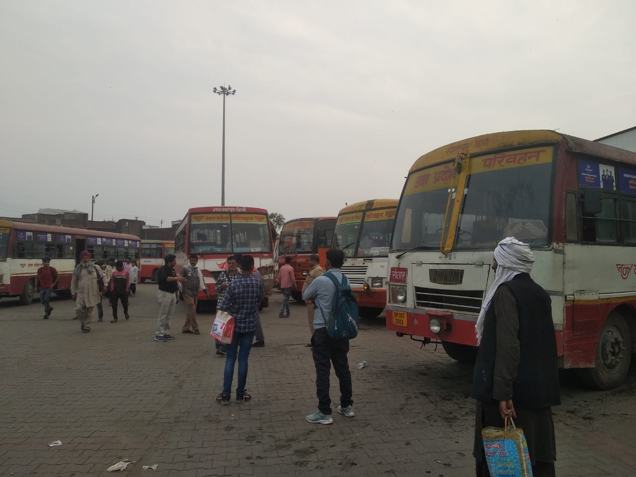 शाहजहांपुर में अंटा चौराहा से पहले सड़क पर लगा जाम। संवाद