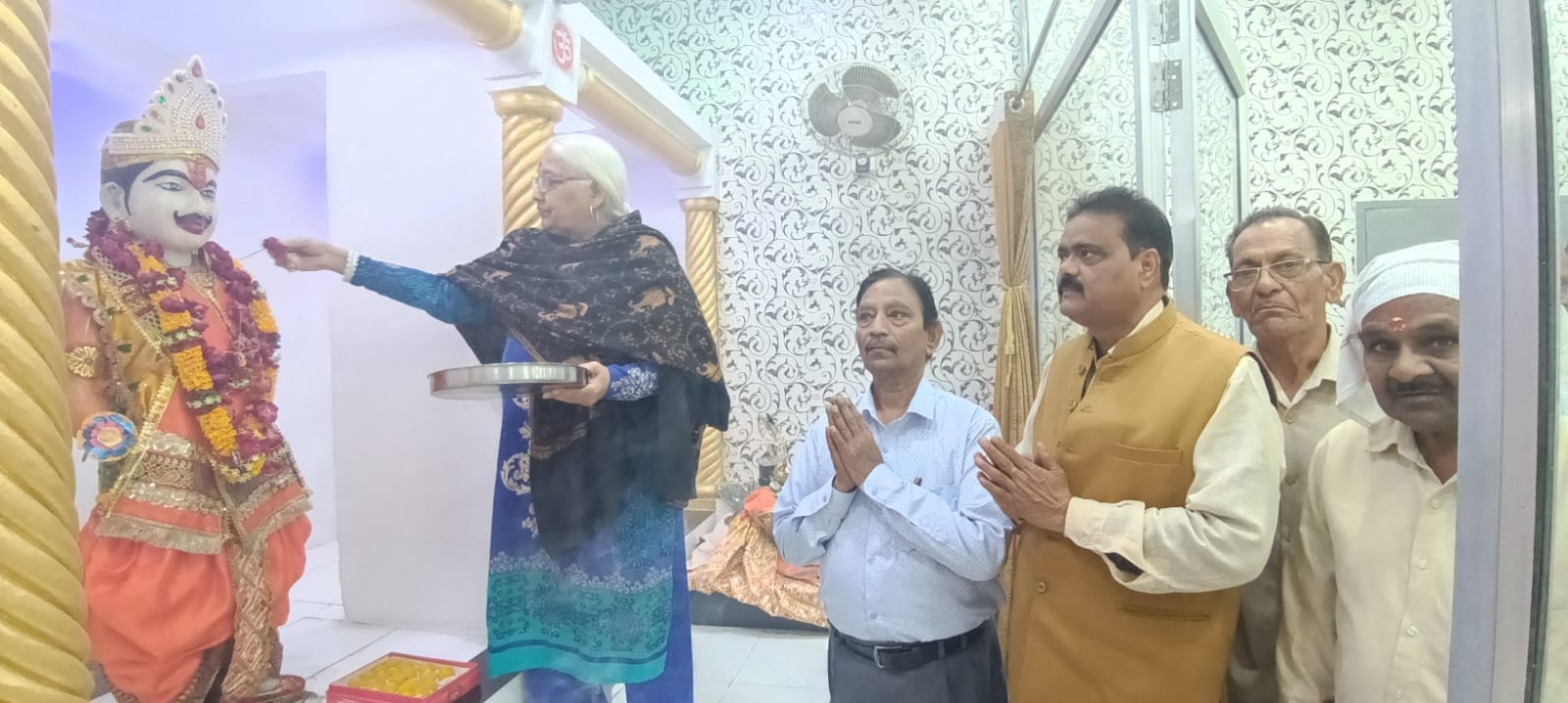 शहर के परमठ मंदिर में चित्रगुप्त जी के पूजन में मौजूद लोग । संवाद शहर के परमठ मंदिर में चित्रगुप्त जी के पूजन में मौजूद लोग । संवाद
