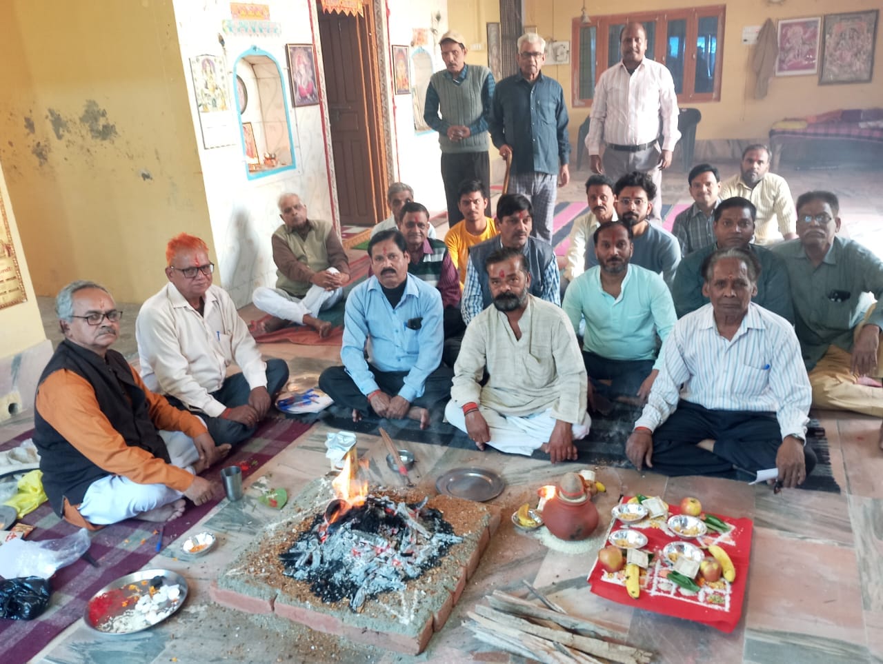 शहर के परमठ मंदिर में चित्रगुप्त जी के पूजन में मौजूद लोग । संवाद शहर के परमठ मंदिर में चित्रगुप्त जी के पूजन में मौजूद लोग । संवाद