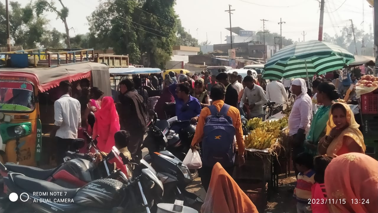 शहर में भाई दूज पर्व पर भाई का टीका करती बहन । संवाद