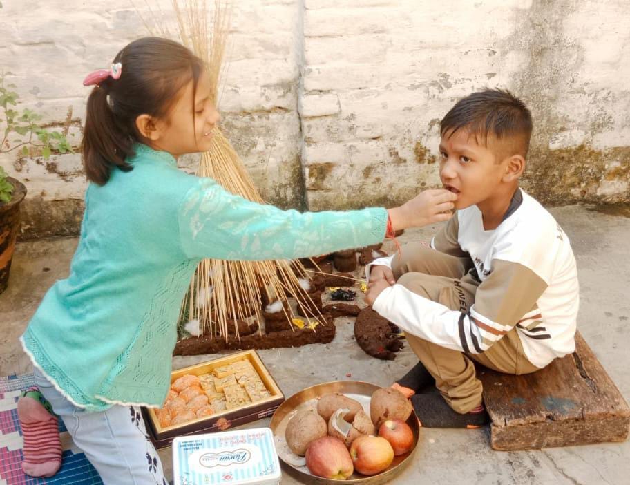 शहर में भाई दूज पर्व पर भाई का टीका करती बहन । संवाद