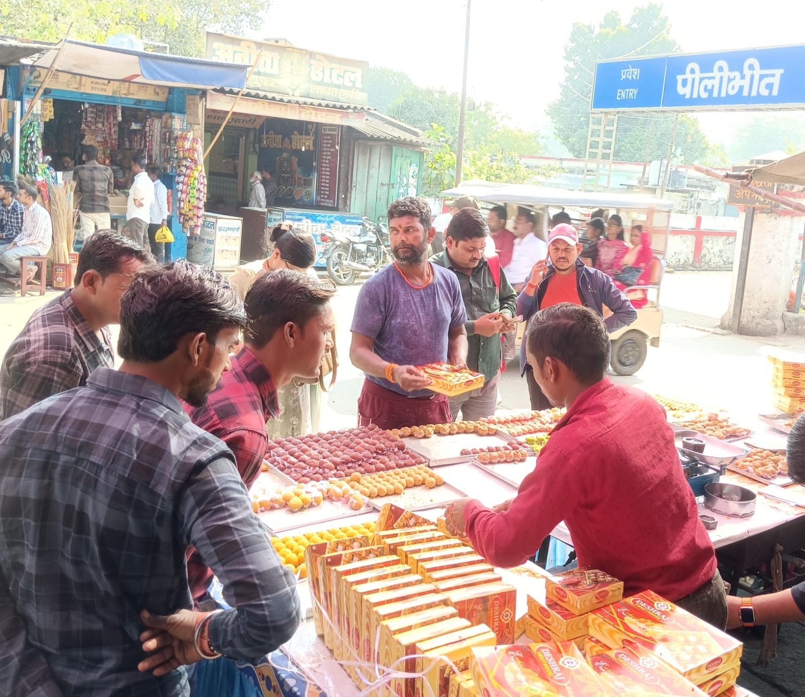 शहर में भाई दूज पर्व पर भाई का टीका करती बहन । संवाद