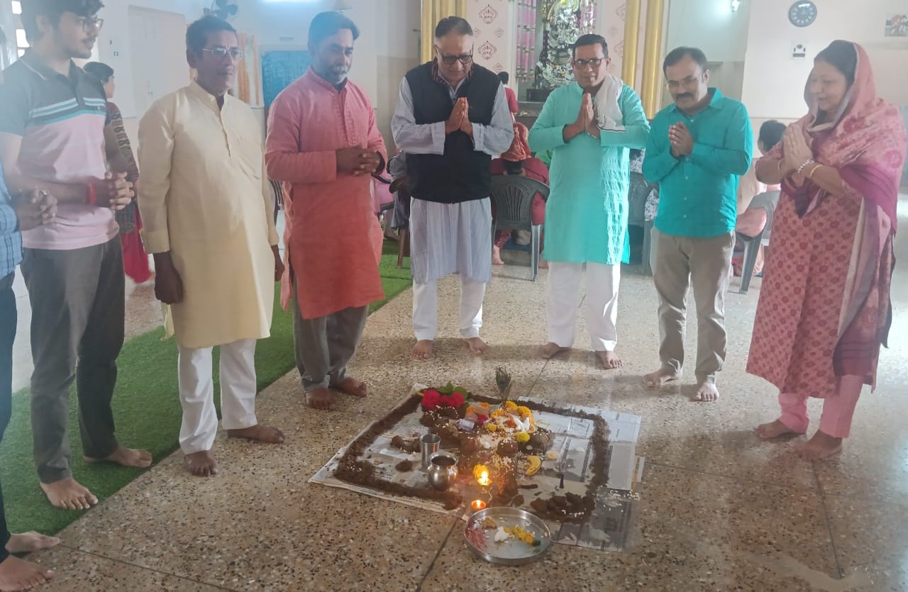 शहर में घर पर गोवर्धन पूजा करती ूहिलाएं । संवाद