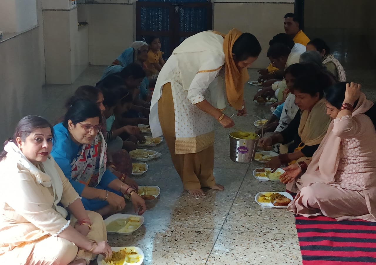 शहर में घर पर गोवर्धन पूजा करती ूहिलाएं । संवाद