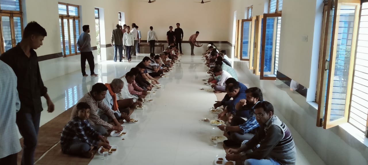 शहर में घर पर गोवर्धन पूजा करती ूहिलाएं । संवाद