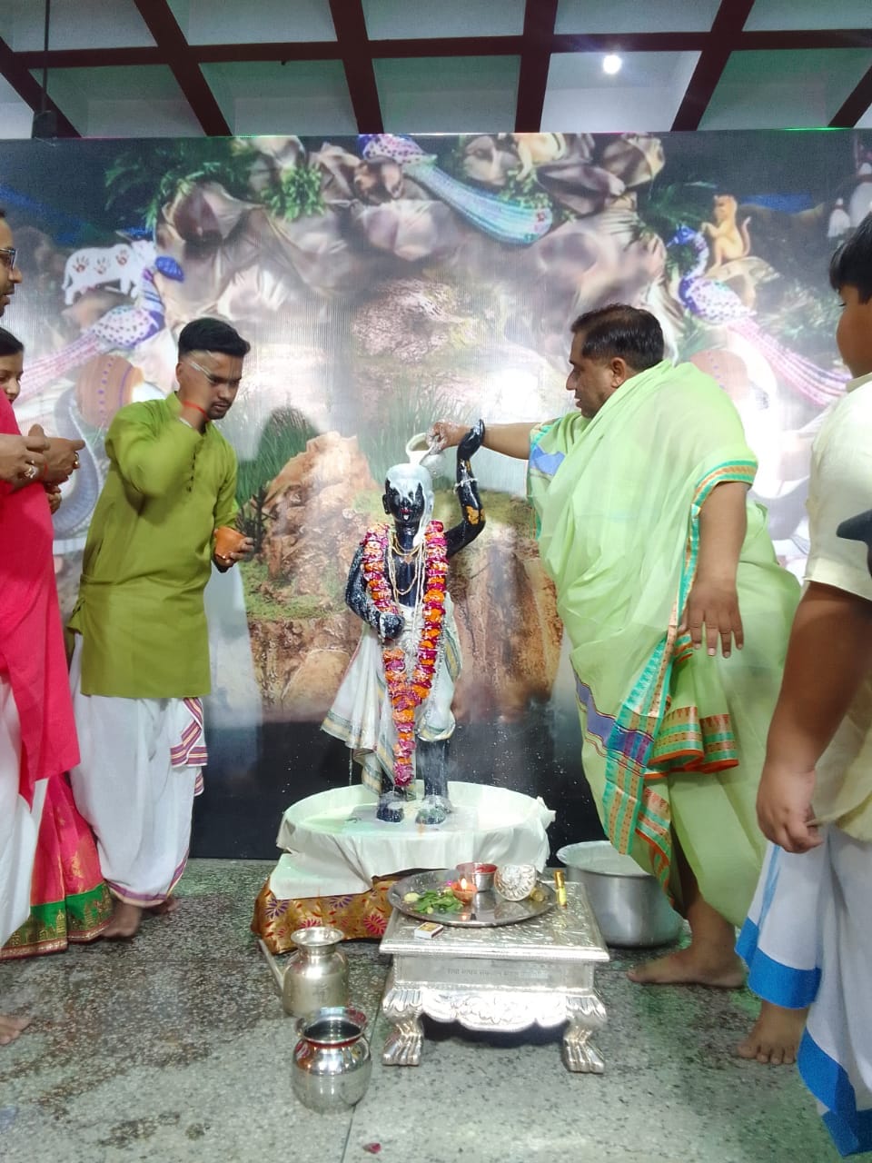 शहर में घर पर गोवर्धन पूजा करती ूहिलाएं । संवाद