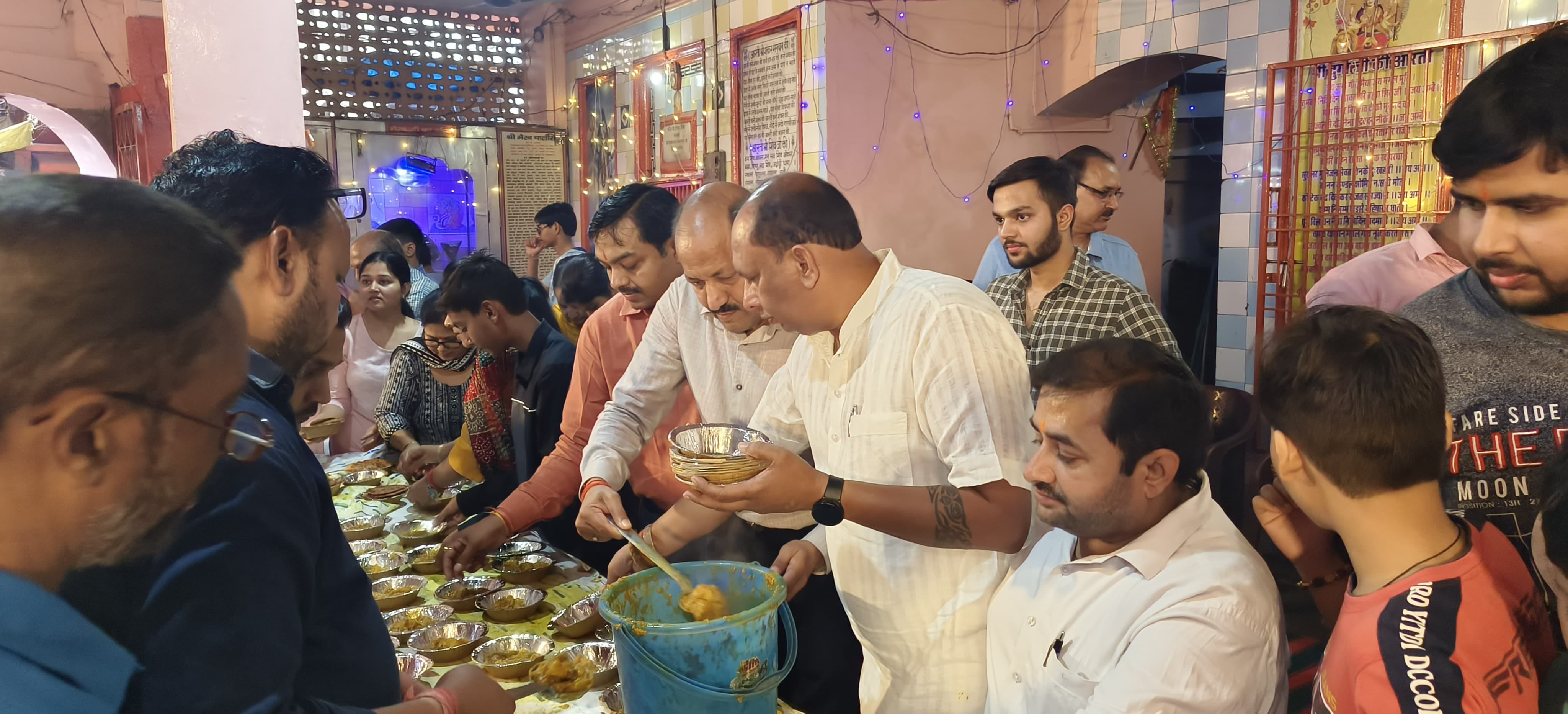 शहर में घर पर गोवर्धन पूजा करती ूहिलाएं । संवाद