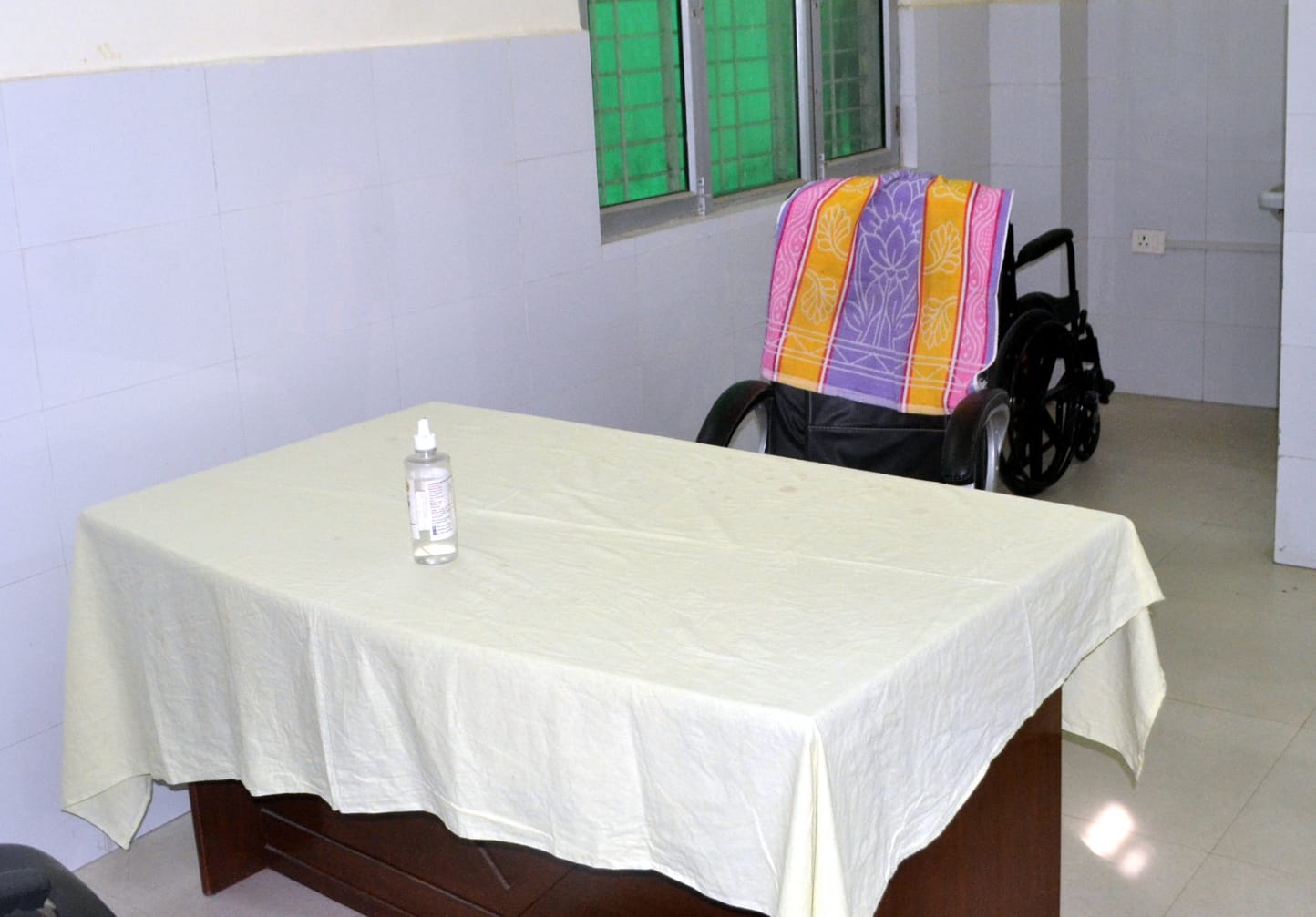 शामली जिला अस्पताल में चिकित्सक की इन्तजार में खडे मरीज शामली जिला अस्पताल में चिकित्सक की इन्तजार में खडे मरीज