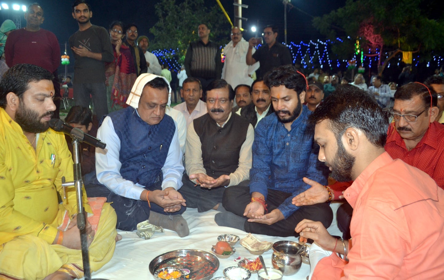 शामली में बडी गौशाला में   गोबर से सजाये गये  गोवर्धन जी महाराज