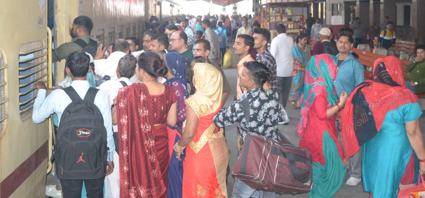 शामली में  रेलवे स्टेशन पर यात्रियो की लगी भीड