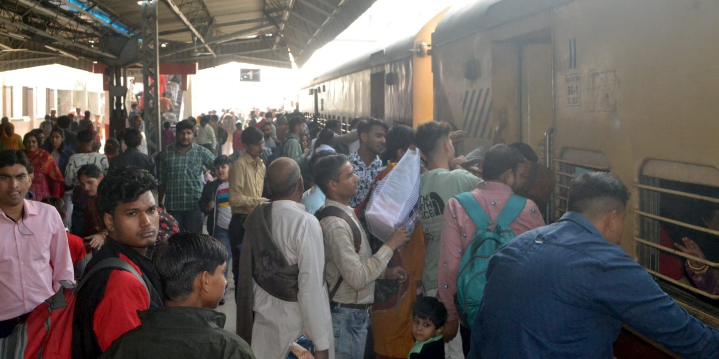 शामली में  रेलवे स्टेशन पर यात्रियो की लगी भीड