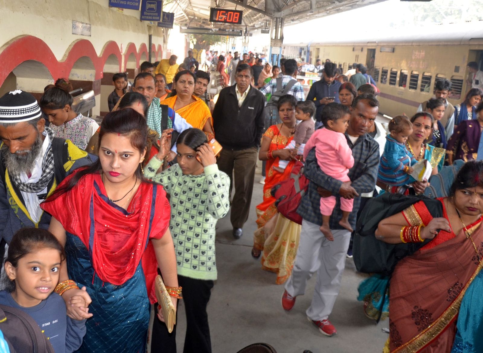 ट्रेन में चढ़ने को जद्दोजहद करते यात्री। संवाद ट्रेन में चढ़ने को जद्दोजहद करते यात्री। संवाद