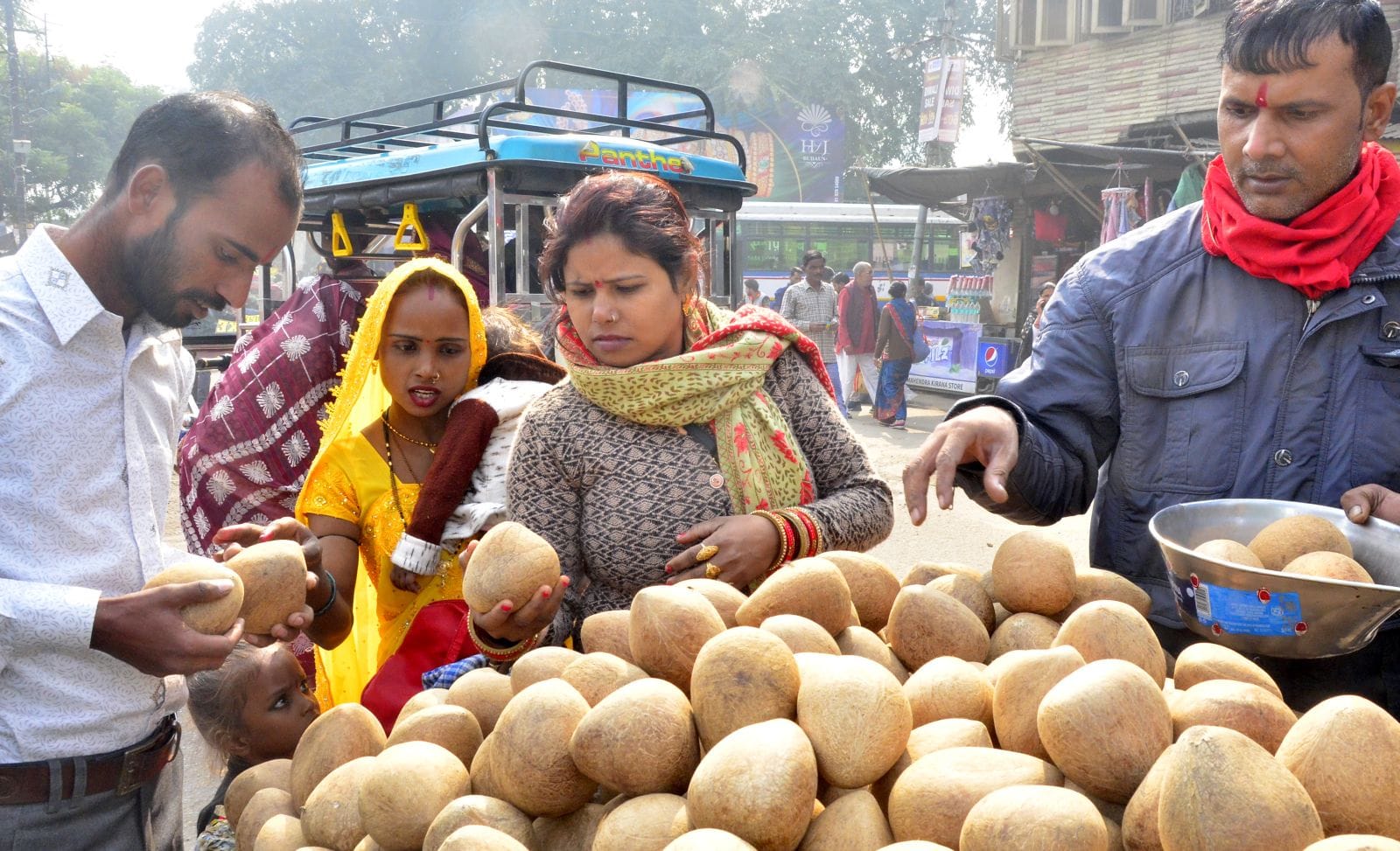 ट्रेन में चढ़ने को जद्दोजहद करते यात्री। संवाद ट्रेन में चढ़ने को जद्दोजहद करते यात्री। संवाद