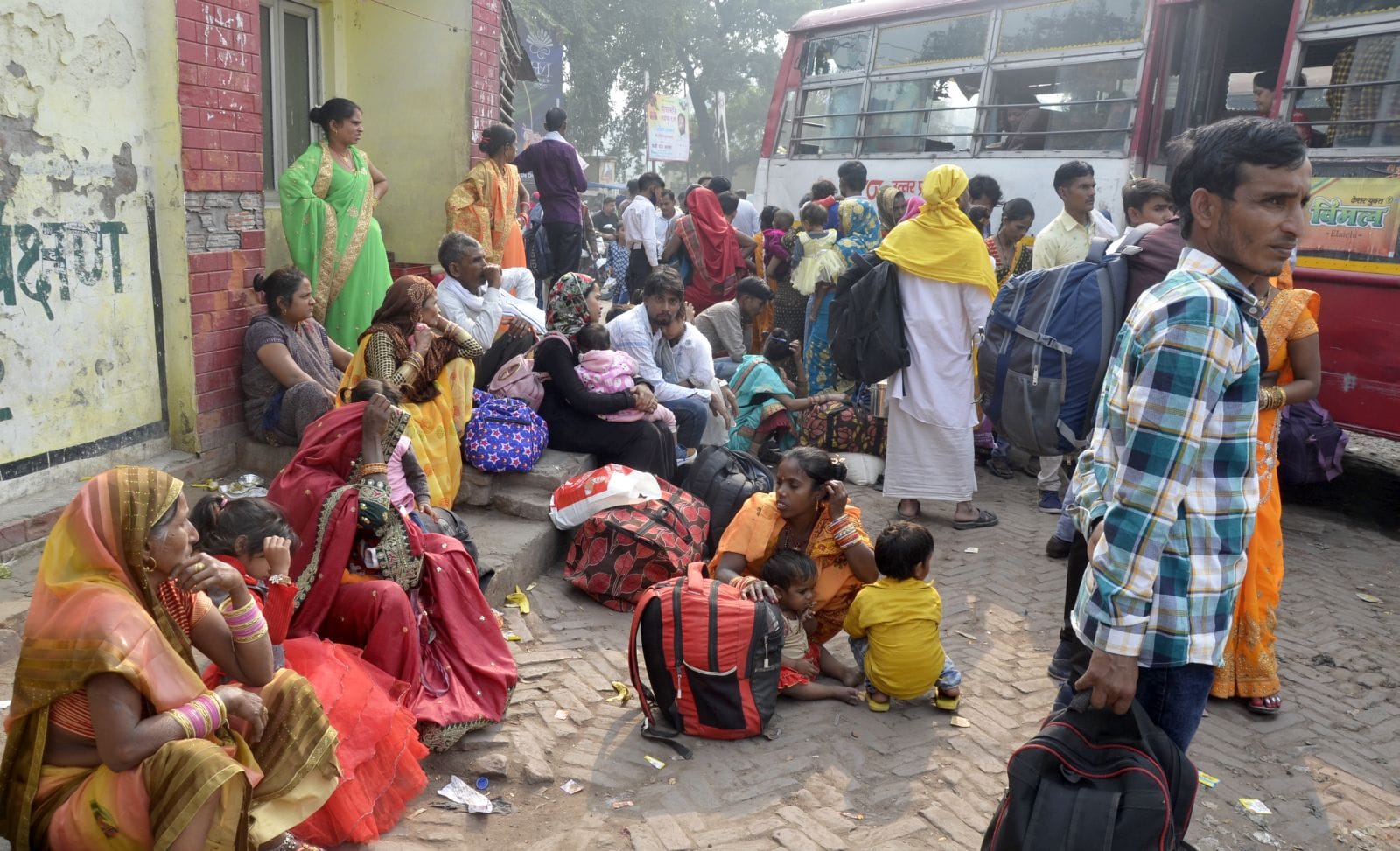 ट्रेन में चढ़ने को जद्दोजहद करते यात्री। संवाद ट्रेन में चढ़ने को जद्दोजहद करते यात्री। संवाद
