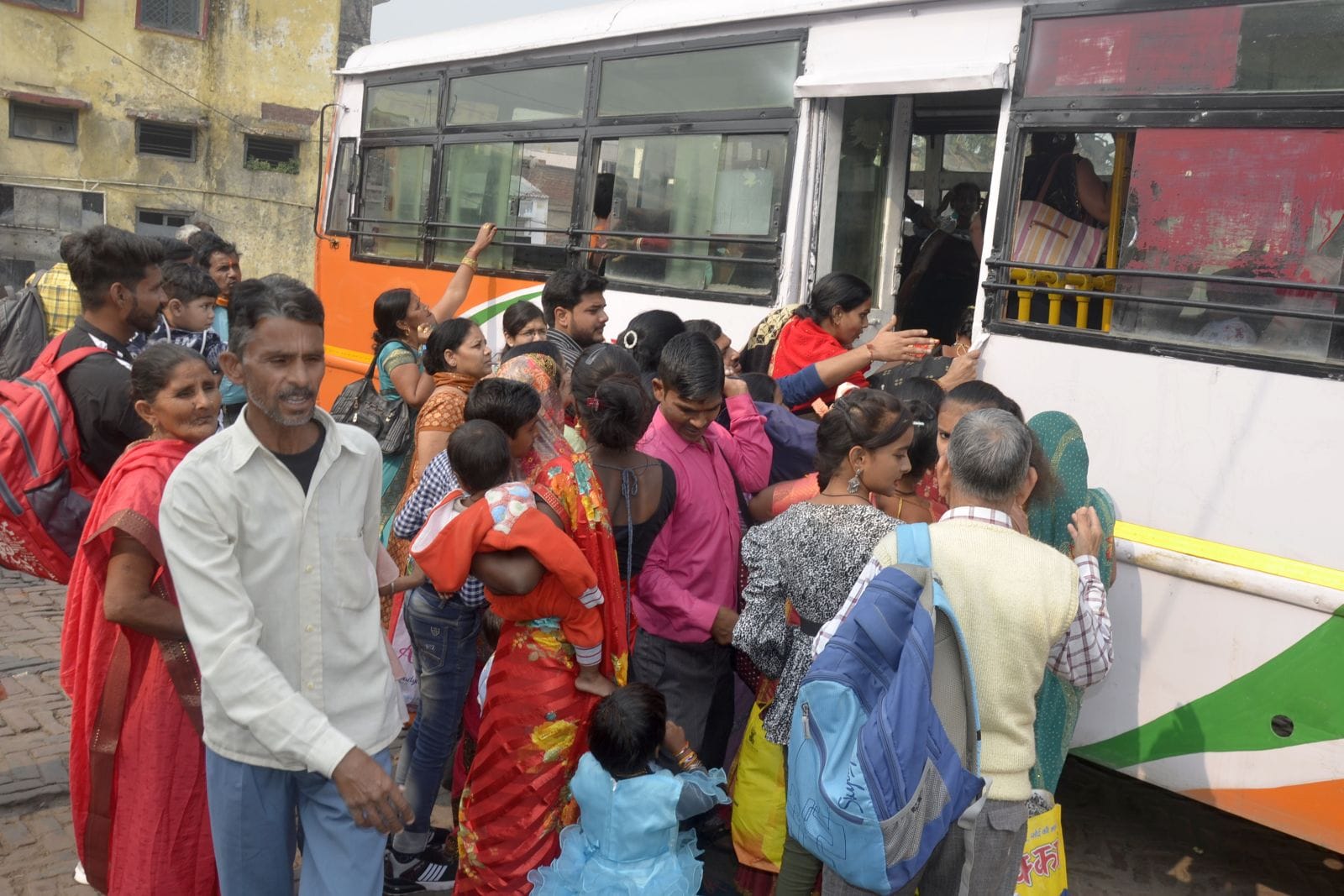 ट्रेन में चढ़ने को जद्दोजहद करते यात्री। संवाद ट्रेन में चढ़ने को जद्दोजहद करते यात्री। संवाद
