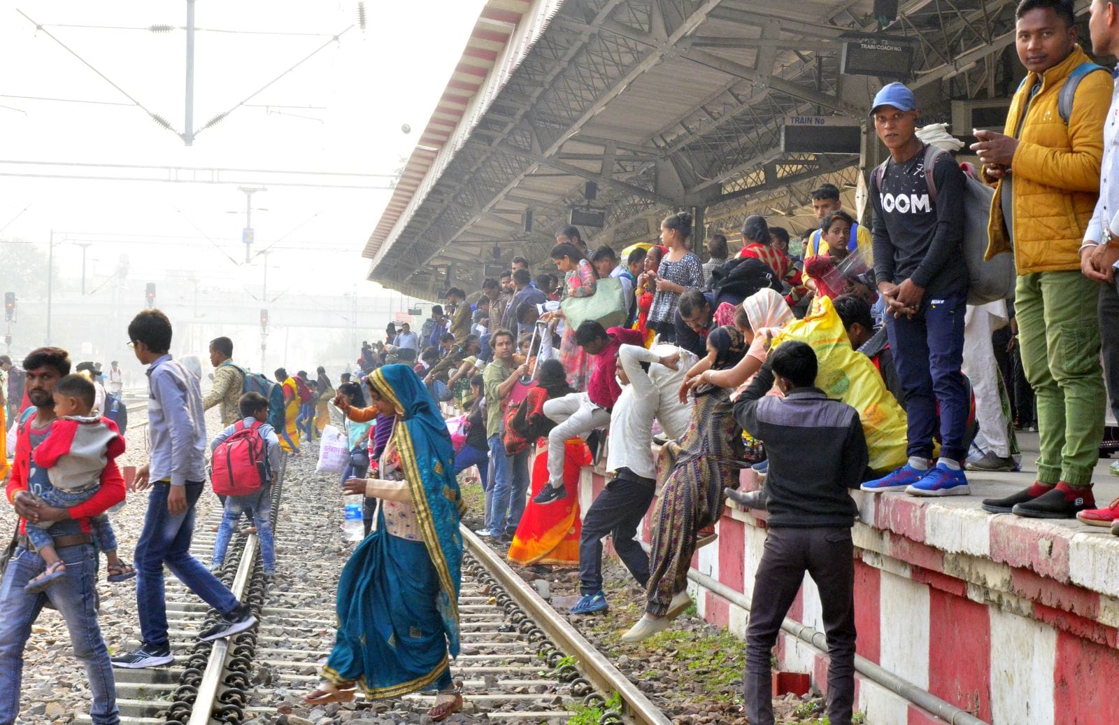 ट्रेन में चढ़ने को जद्दोजहद करते यात्री। संवाद ट्रेन में चढ़ने को जद्दोजहद करते यात्री। संवाद