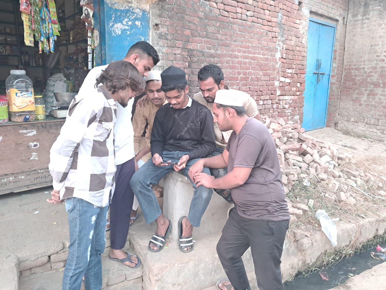 भोपा में एलइडी पर क्रिकेट मैच के देखते युवक