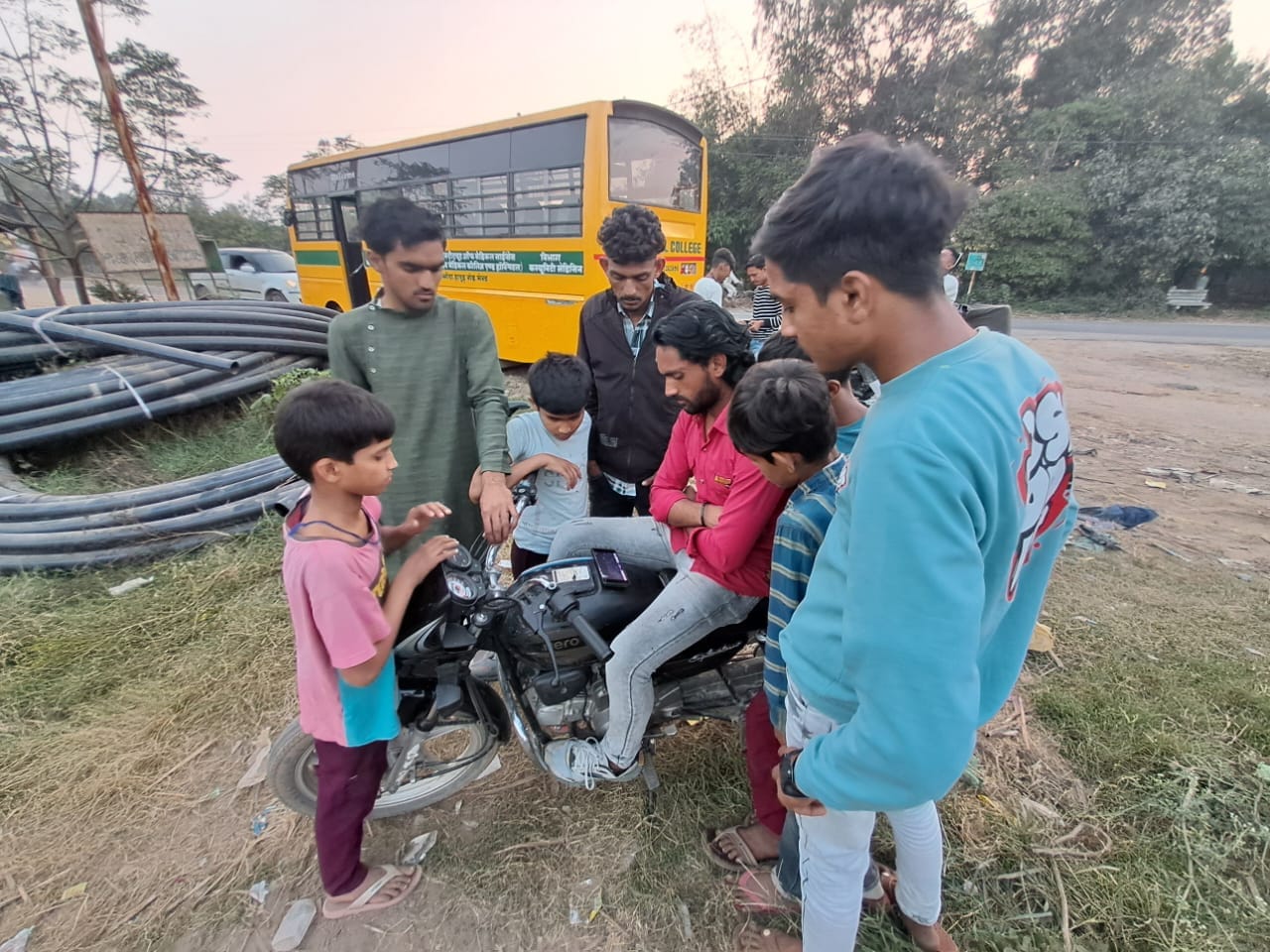 भोपा में एलइडी पर क्रिकेट मैच के देखते युवक