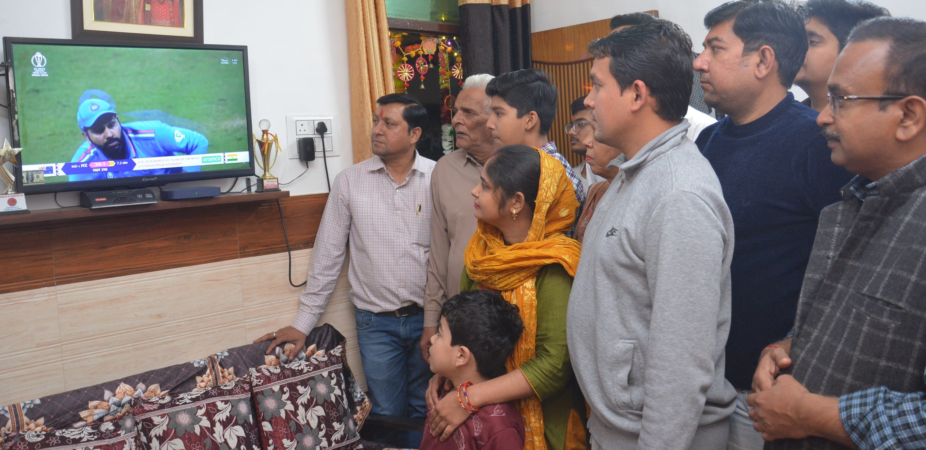 भोपा में एलइडी पर क्रिकेट मैच के देखते युवक