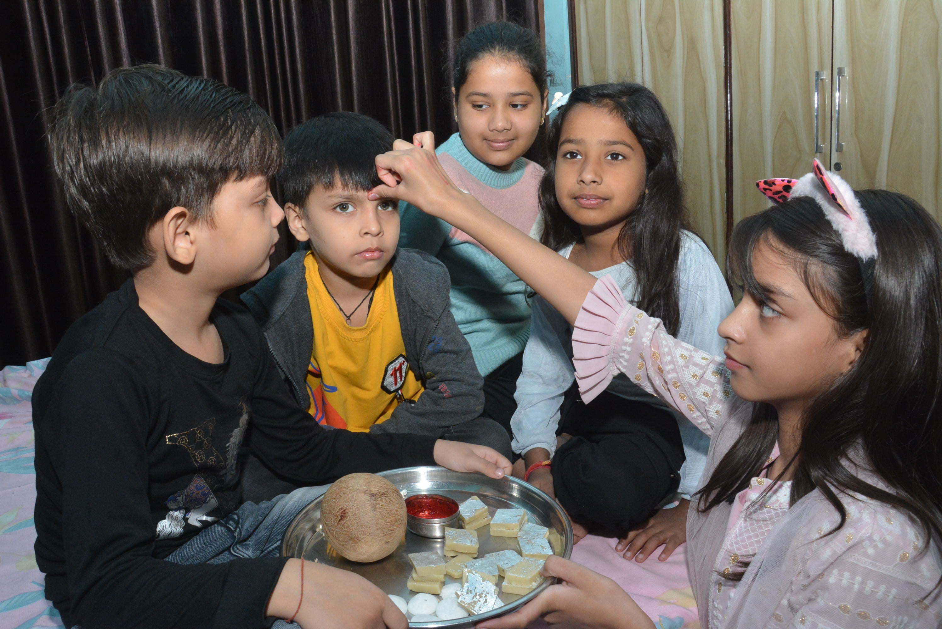 बुढ़ाना में भैयादूज के पर्व पर भाई कों तिलक करती हुई बहन । स्रोत संवाद।