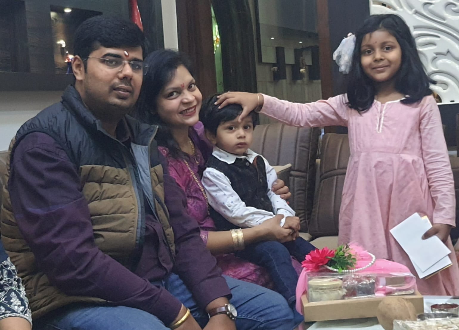 बुढ़ाना में भैयादूज के पर्व पर भाई कों तिलक करती हुई बहन । स्रोत संवाद।