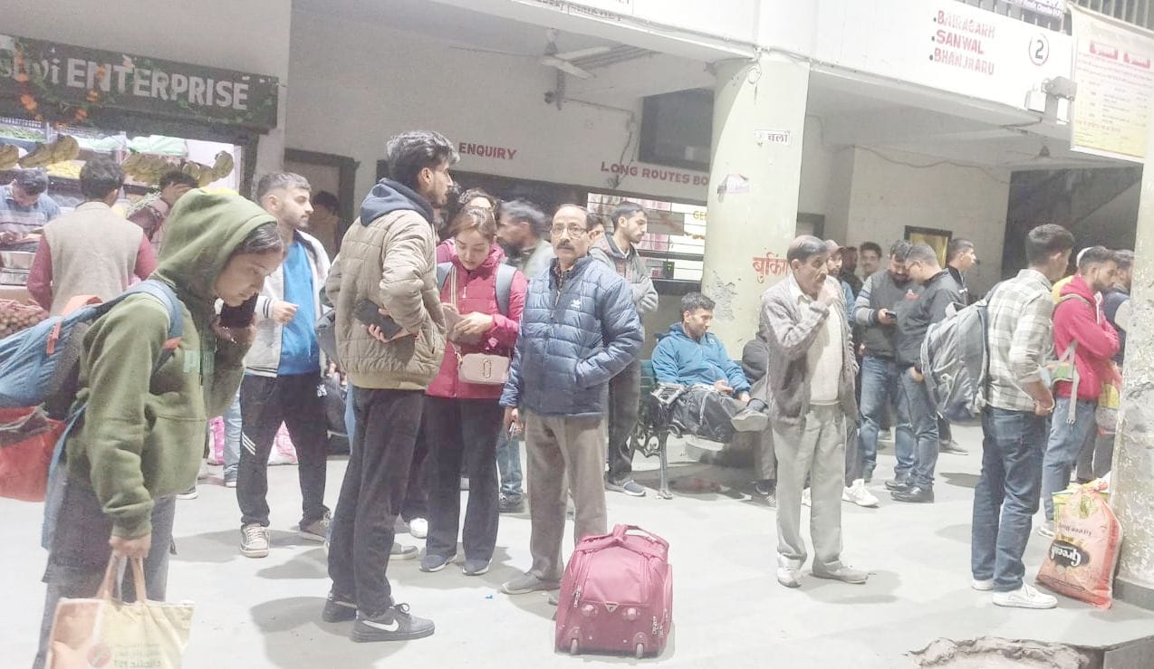चंबा नये बस अड्डे पर परिवहन निगम की स्पैशल बस का इंतजार करते यात्री।संवाद चंबा नये बस अड्डे पर परिवहन निगम की स्पैशल बस का इंतजार करते यात्री।संवाद