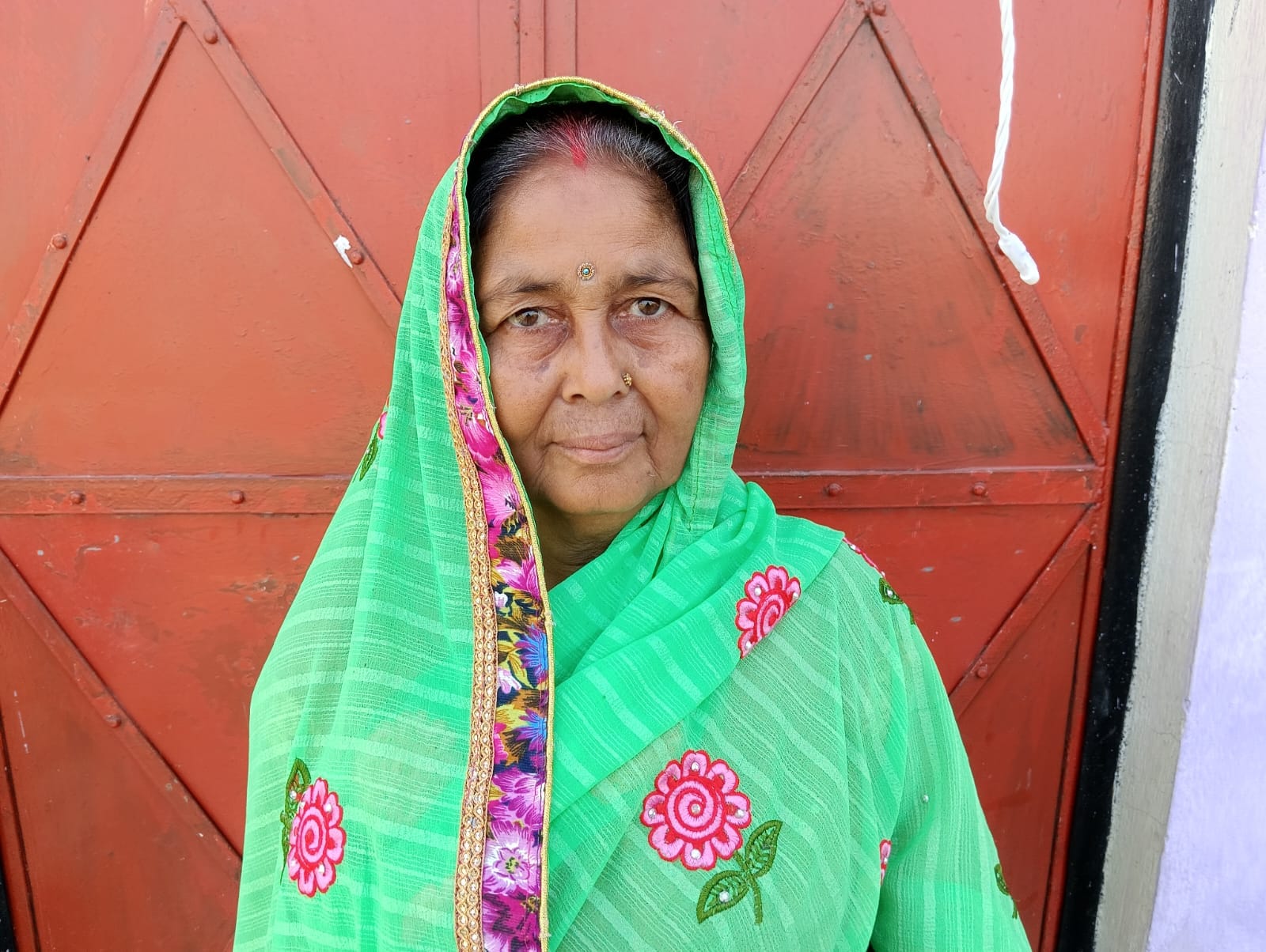 छठ बेदी के पास की जा रही साफ सफाई । संवाद