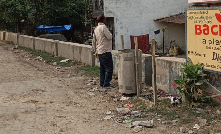 कचहरी गेट के पास बोल्ट गायब होने के कारण जमीन पर रखे कूड़ेदान के ड्रम । संवाद