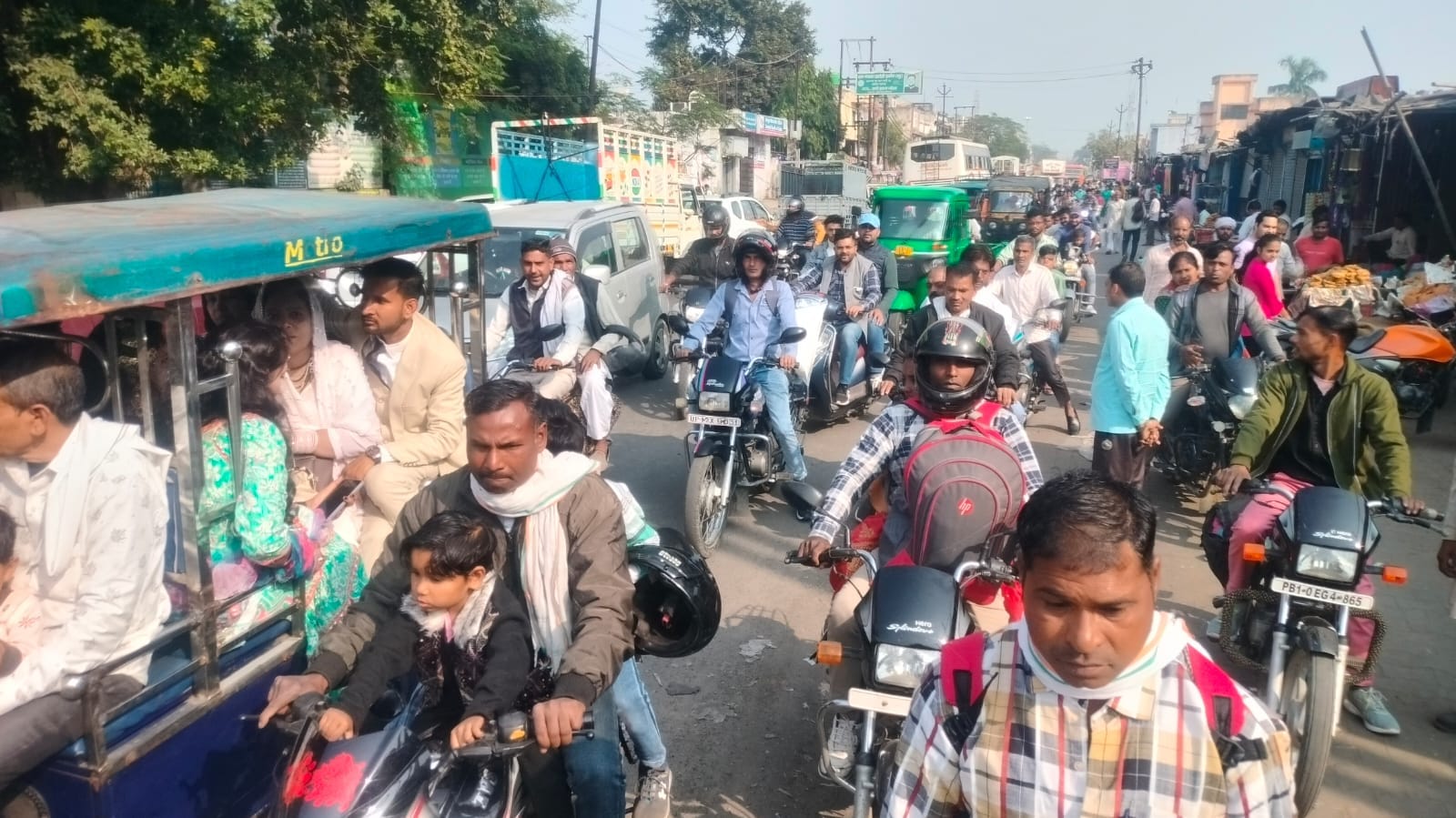 खतौली में जानसठ तिराहे पर बसों की प्रतीक्षा कर रहे यात्री फोटो संवाद खतौली में जानसठ तिराहे पर बसों की प्रतीक्षा कर रहे यात्री फोटो संवाद