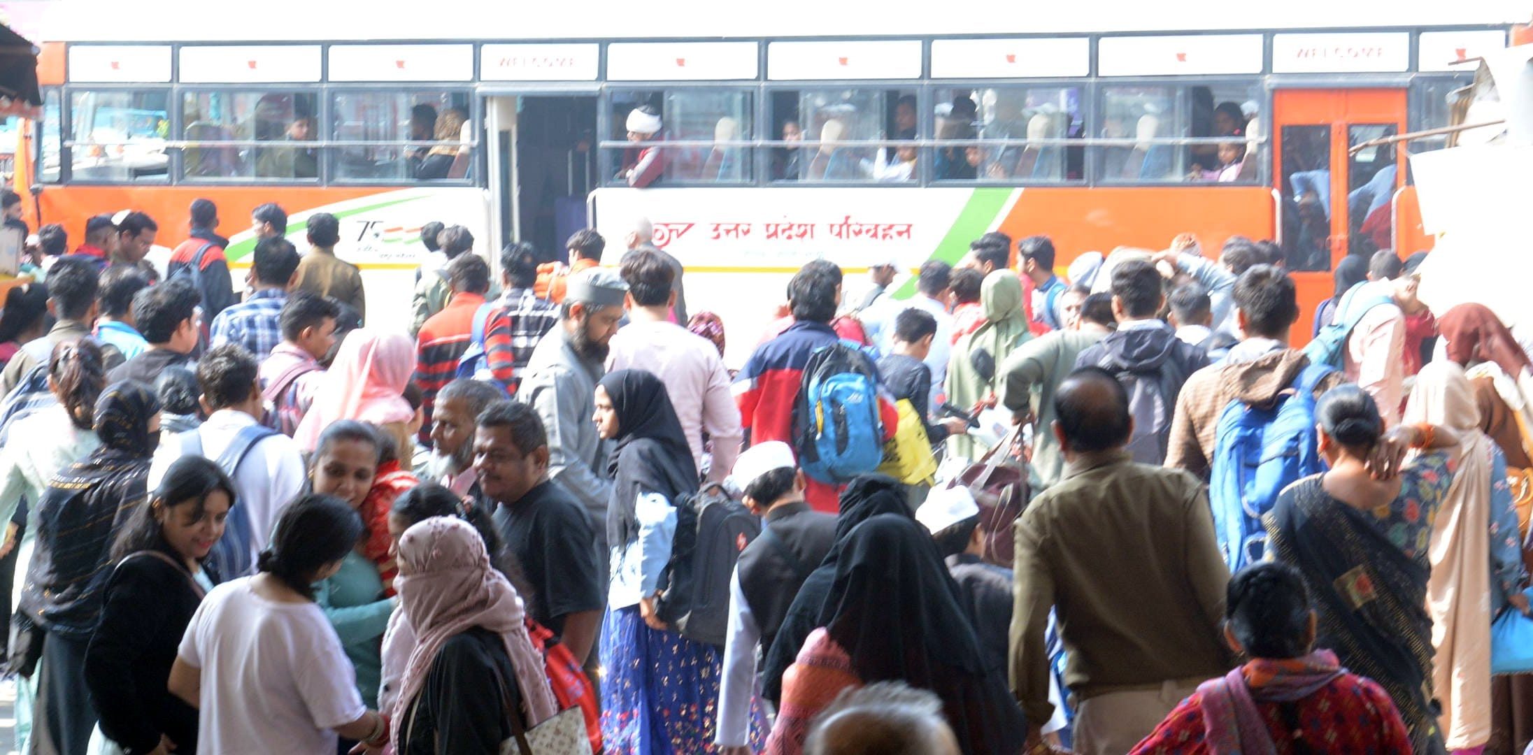 खतौली में जानसठ तिराहे पर बसों की प्रतीक्षा कर रहे यात्री फोटो संवाद खतौली में जानसठ तिराहे पर बसों की प्रतीक्षा कर रहे यात्री फोटो संवाद