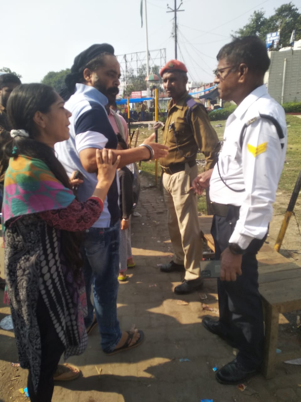 लाल इमली चौराहे पर लगा जाम। संवाद