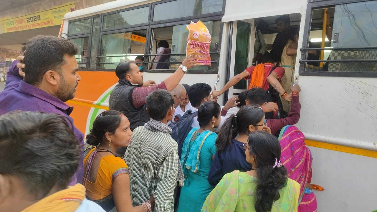 मेंहदावल बाईपास पर रोडवेज बस में बैठने के लिए लगी यात्रियों की भीड़। मेंहदावल बाईपास पर रोडवेज बस में बैठने के लिए लगी यात्रियों की भीड़।