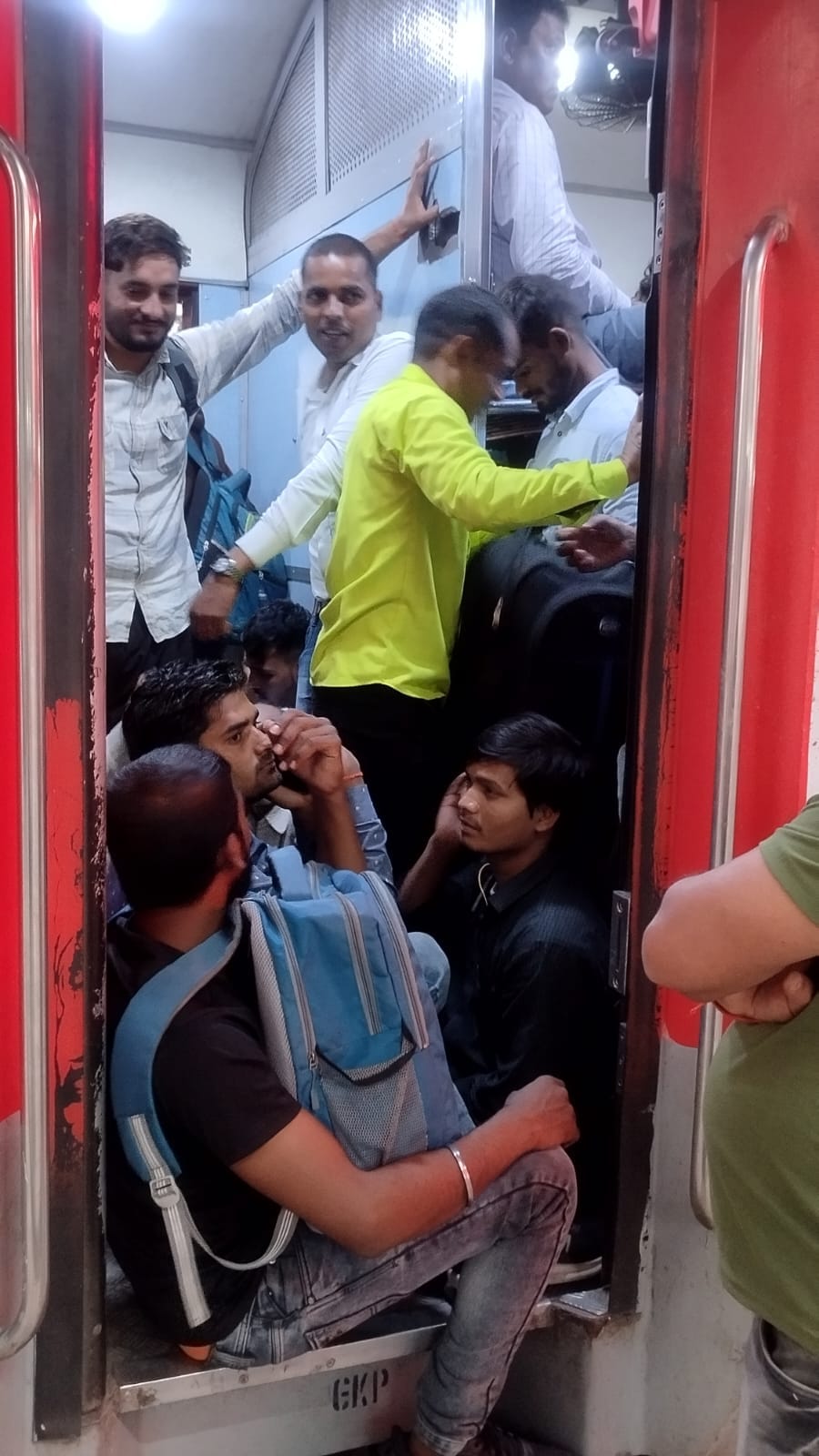 मेंहदावल बाईपास पर रोडवेज बस में बैठने के लिए लगी यात्रियों की भीड़। मेंहदावल बाईपास पर रोडवेज बस में बैठने के लिए लगी यात्रियों की भीड़।