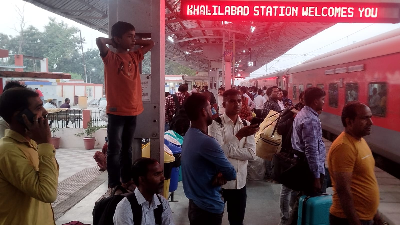 मेंहदावल बाईपास पर रोडवेज बस में बैठने के लिए लगी यात्रियों की भीड़। मेंहदावल बाईपास पर रोडवेज बस में बैठने के लिए लगी यात्रियों की भीड़।