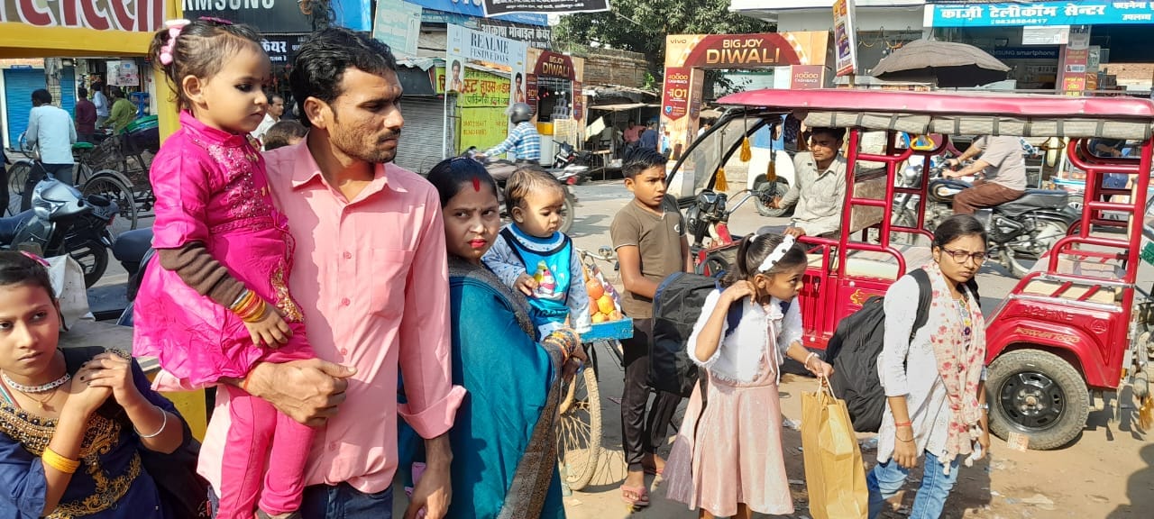 मैलानी में भाईदूज पर बसों में भीड़ का नजारा मैलानी में भाईदूज पर बसों में भीड़ का नजारा