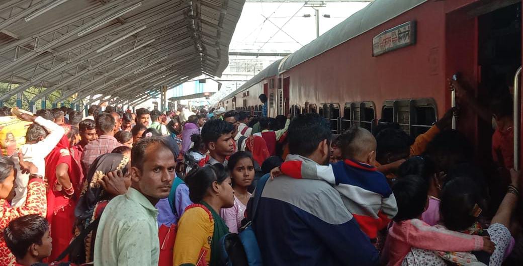 शहर में रोडवेज बसो में रही यात्रियो की भीड़ । संवाद