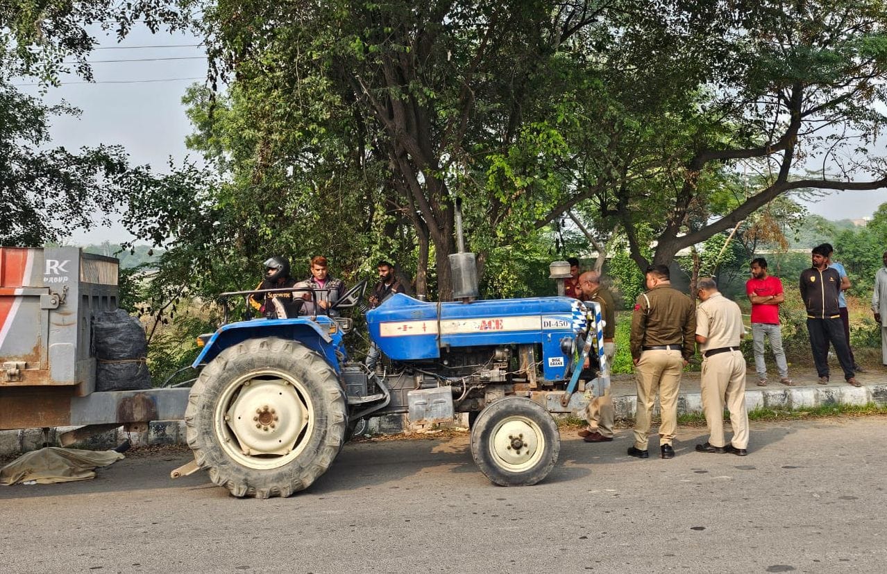 फोटो :23: मुरथल विश्वविद्यालय के पास बुजुर्ग की हादसे में मौत के बाद मौके पर पहुंची पुलिस। संवा फोटो :23: मुरथल विश्वविद्यालय के पास बुजुर्ग की हादसे में मौत के बाद मौके पर पहुंची पुलिस। संवा