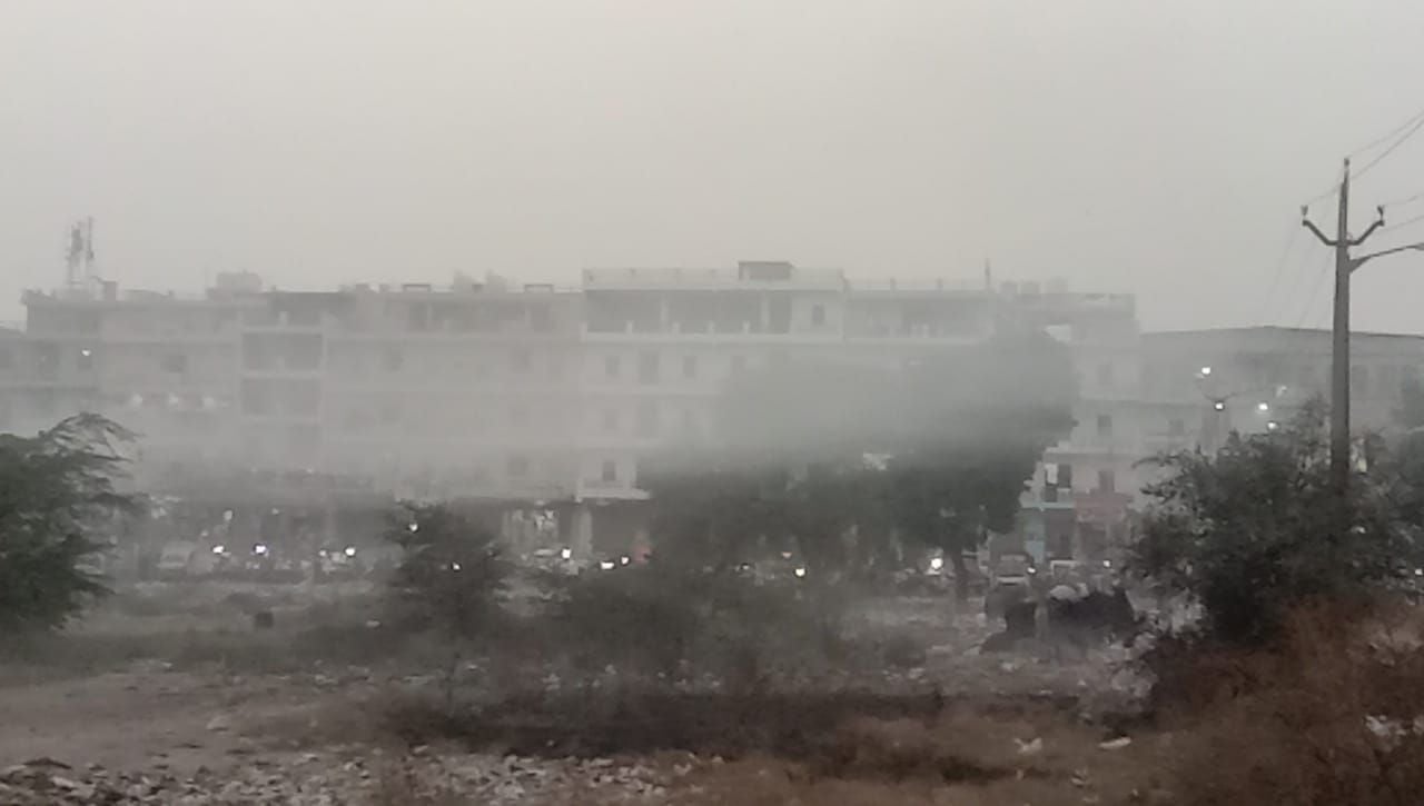 फोटो :35: सोनीपत के राई क्षेत्र में कूड़े में लगी आग से उठता धुआं। संवाद