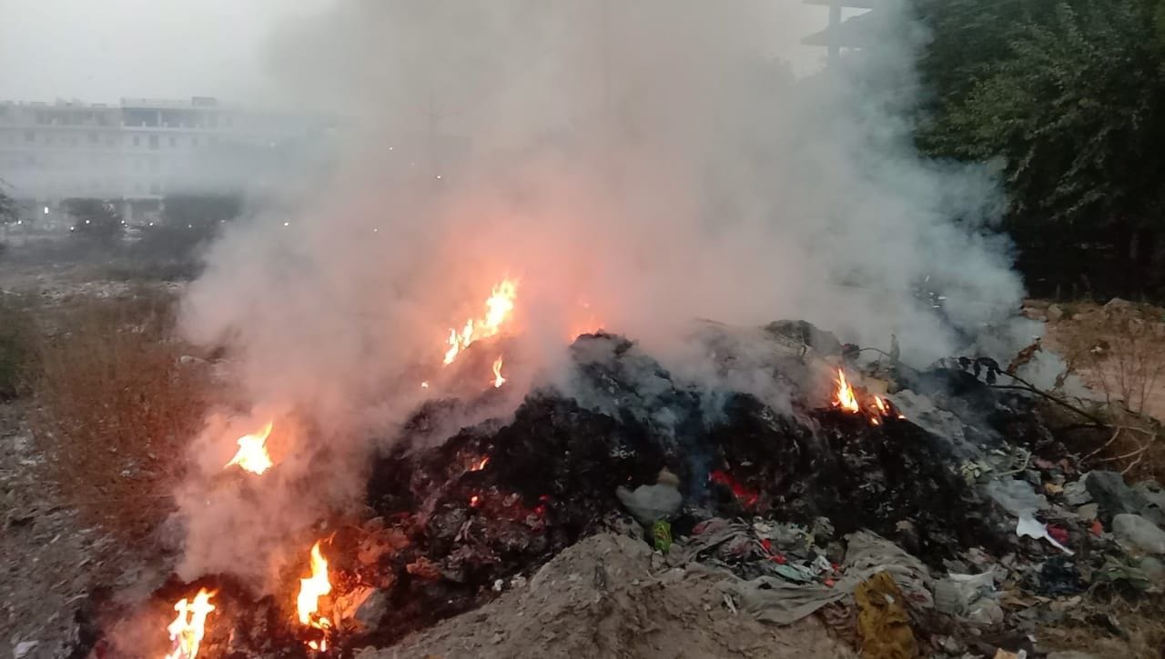 फोटो :36: सोनीपत के राई क्षेत्र में जलाया गया कूड़ा। संवाद