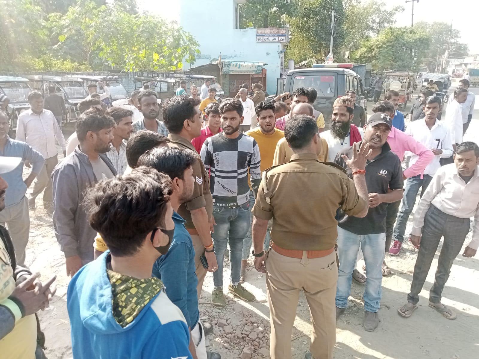 कलेक्ट्रेट परिसर में विरोध जताते ई-रिक्शा चालक । संवाद कलेक्ट्रेट परिसर में विरोध जताते ई-रिक्शा चालक । संवाद