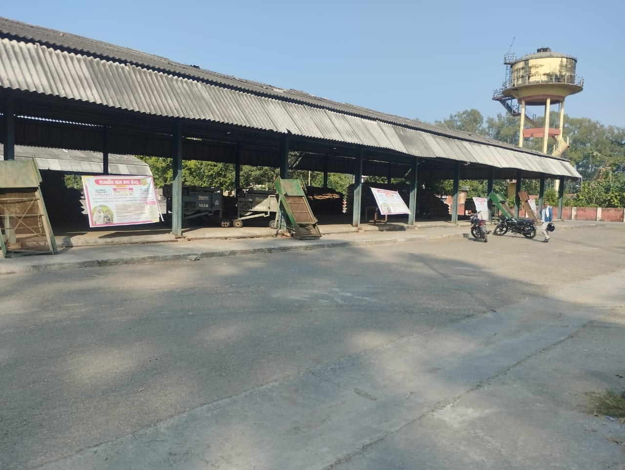 केंद्र प्रभारी से जानकारी लेते खाद्य एवं रसद मंत्री सतीश कुमार शर्मा केंद्र प्रभारी से जानकारी लेते खाद्य एवं रसद मंत्री सतीश कुमार शर्मा