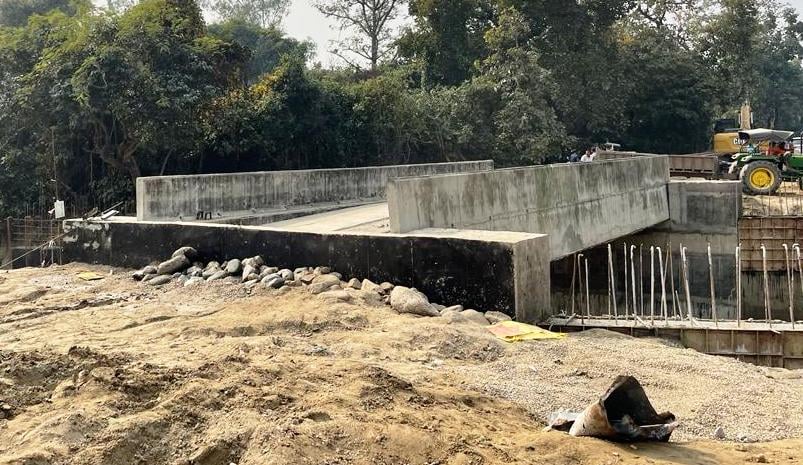 माला में विद्युतीकरण की तैयारी कराते आरवीएनएल इंजीनियर मधुर गोयल माला में विद्युतीकरण की तैयारी कराते आरवीएनएल इंजीनियर मधुर गोयल