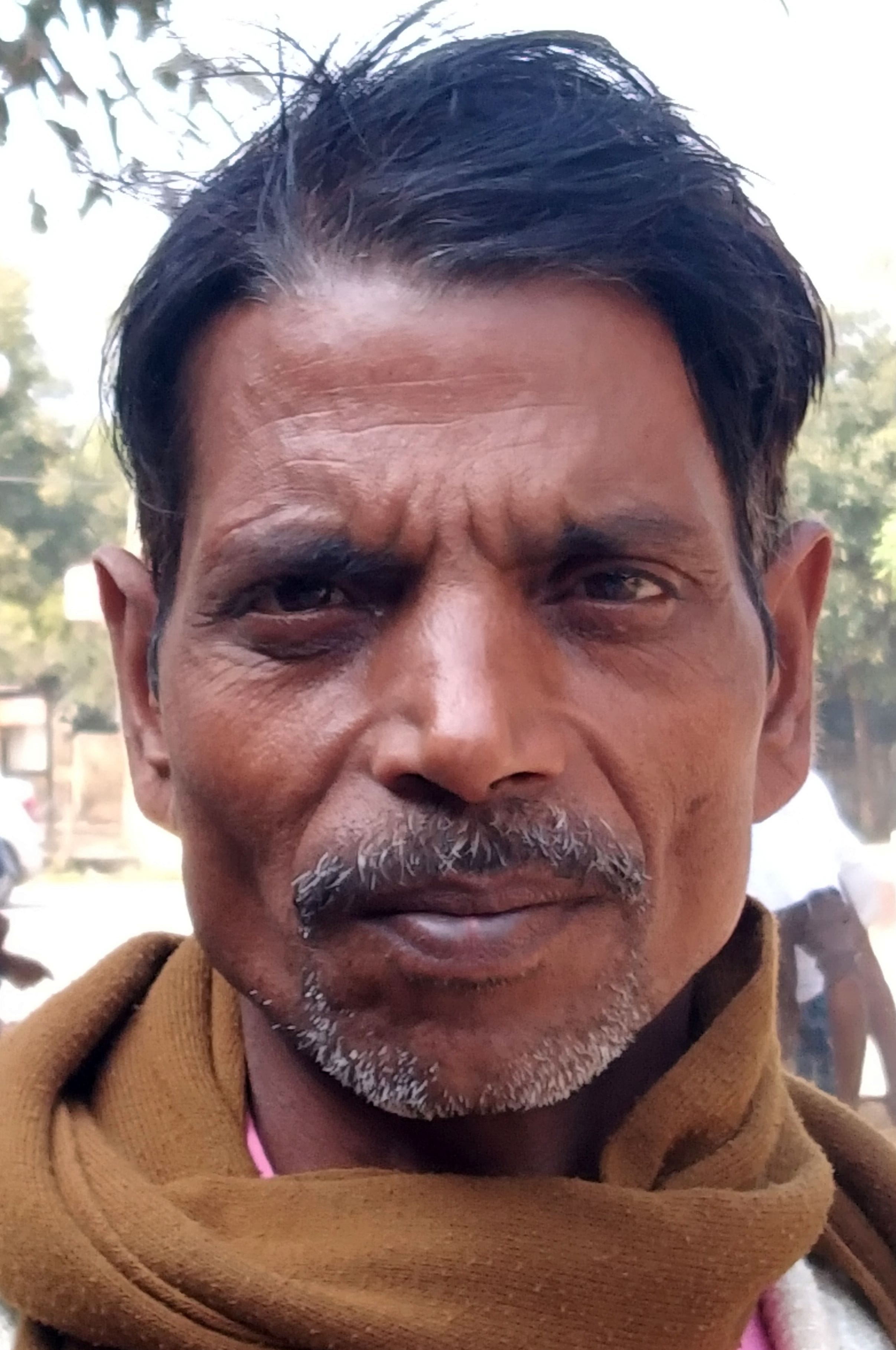 तिलहर में एक आढ़त पर होती धान की तौल।स्रोत संवाद