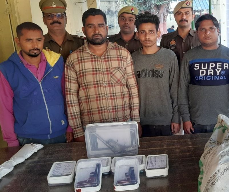 थाना रामचंद्र मिशन पुलिस की हिरासत में अवैध असलहा बनाने के आरोपी। स्रोत पुलिस विभाग