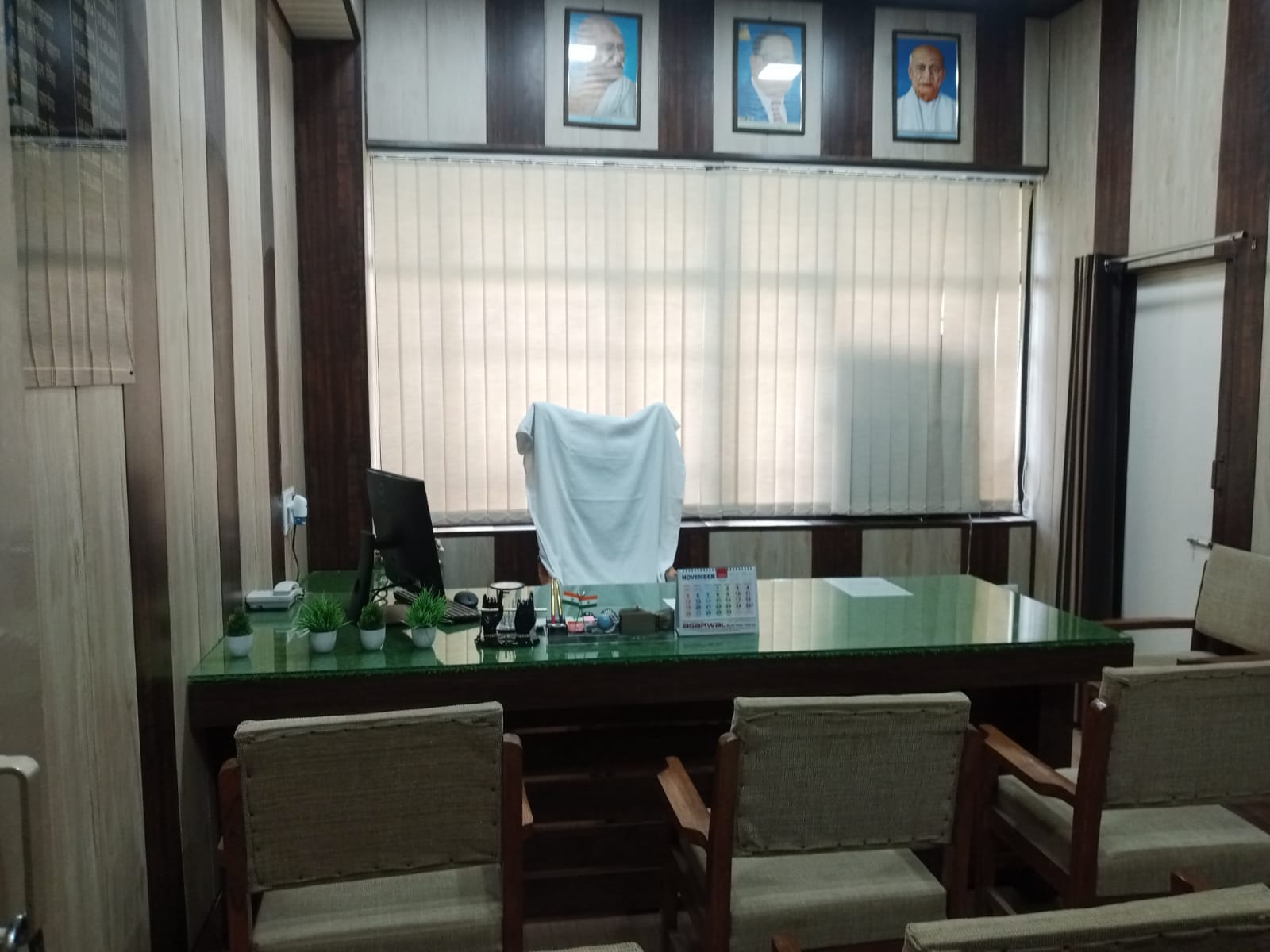 विकास भवन स्थित  जिला मत्स्य अधिकारी कार्यालय में खाली पड़ी कुर्सी ।संवाद