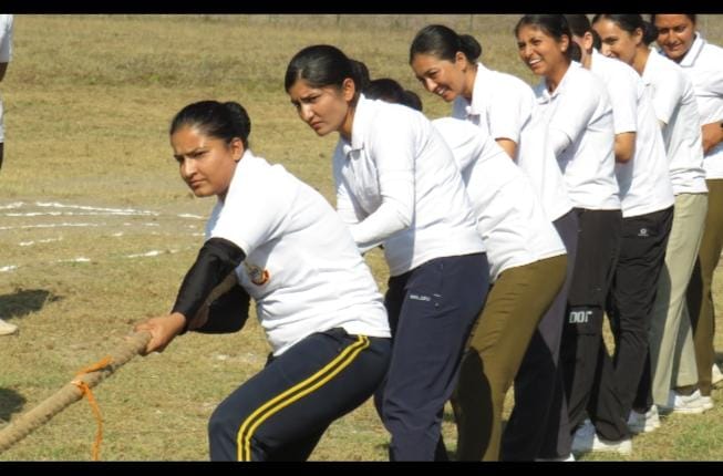 -6ठी भारतीय आरक्षित वाहिनी धौलाकुआं स्थापना दिवस पर वॉलीबॉल में दमखम दिखाते खिलाड़ी- स्त्रोत: व -6ठी भारतीय आरक्षित वाहिनी धौलाकुआं स्थापना दिवस पर वॉलीबॉल में दमखम दिखाते खिलाड़ी- स्त्रोत: व