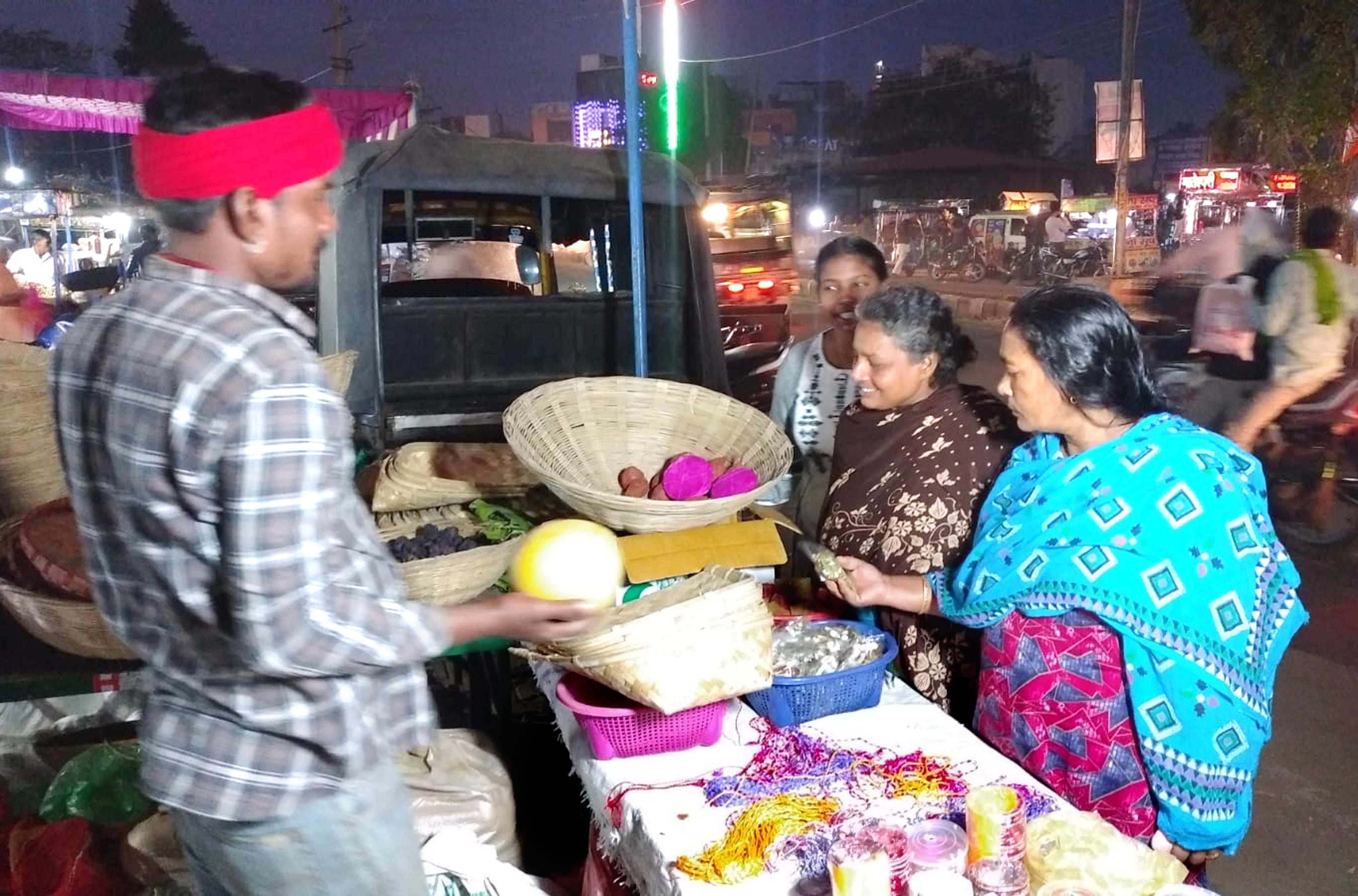 अंबाला सिटी के मानव चौक पर छठ पूजा के सामान की खरीदारी करती महिलाएं। अंबाला सिटी के मानव चौक पर छठ पूजा के सामान की खरीदारी करती महिलाएं।