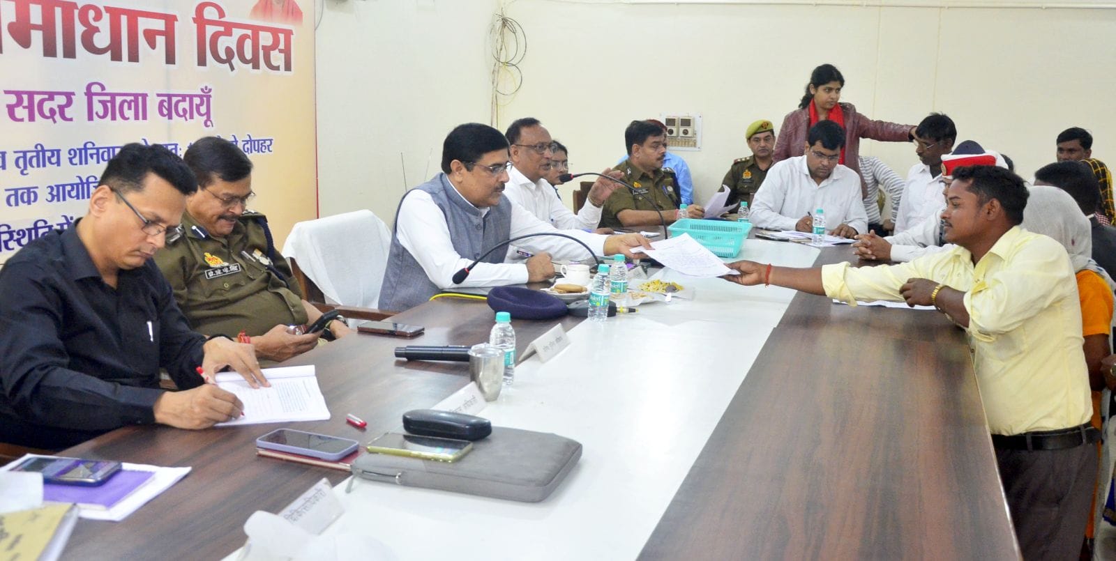 बिल्सी में समस्याएं सुनते संयुक्त विकास आयुक्त प्रदीप कुमार। संवाद