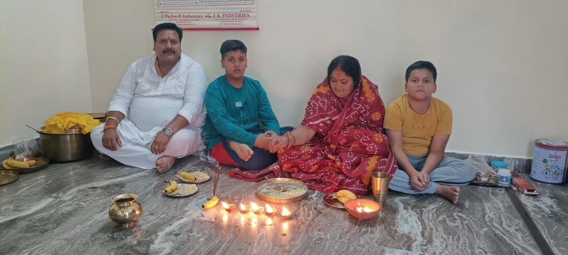छठ पूजा के दूसरे दिन खरना पर्व पर गुड़ की खीर का प्रसाद लगाती हुई महिला। संवाद
