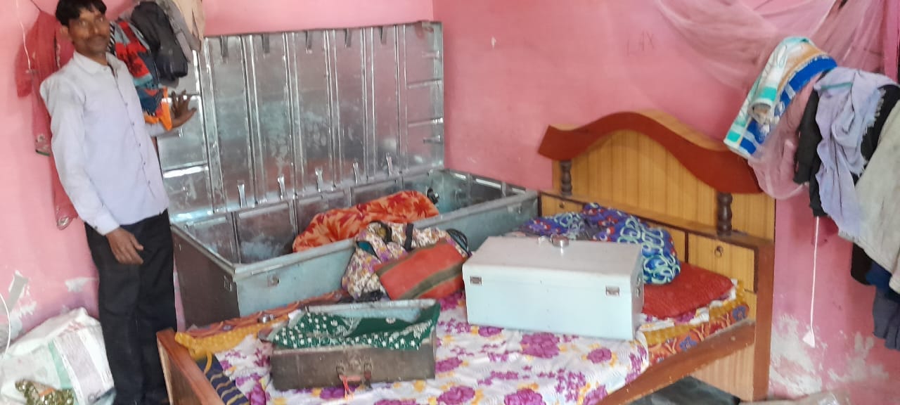 छाउछ में विजय के घर हुई चोरी में टूटी पड़ी अलमारी स्रोत:संवाद छाउछ में विजय के घर हुई चोरी में टूटी पड़ी अलमारी स्रोत:संवाद